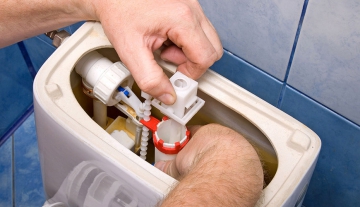 Что делать, если постоянно течёт вода в унитазе? Менять или ремонтировать