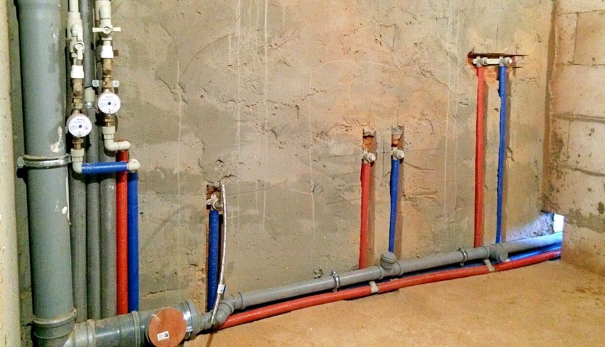 Как провести скрытую прокладку новых труб водопровода в ванной комнате